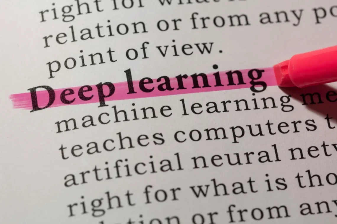 Ordet "Deep learning" er fremhævet med en pink overstregning i en ordbogstekst.