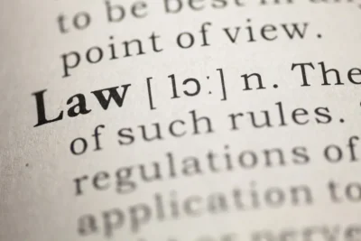 Ordet "Law" i fed skrift i en ordbogstekst, der henviser til lovgivning og regler.